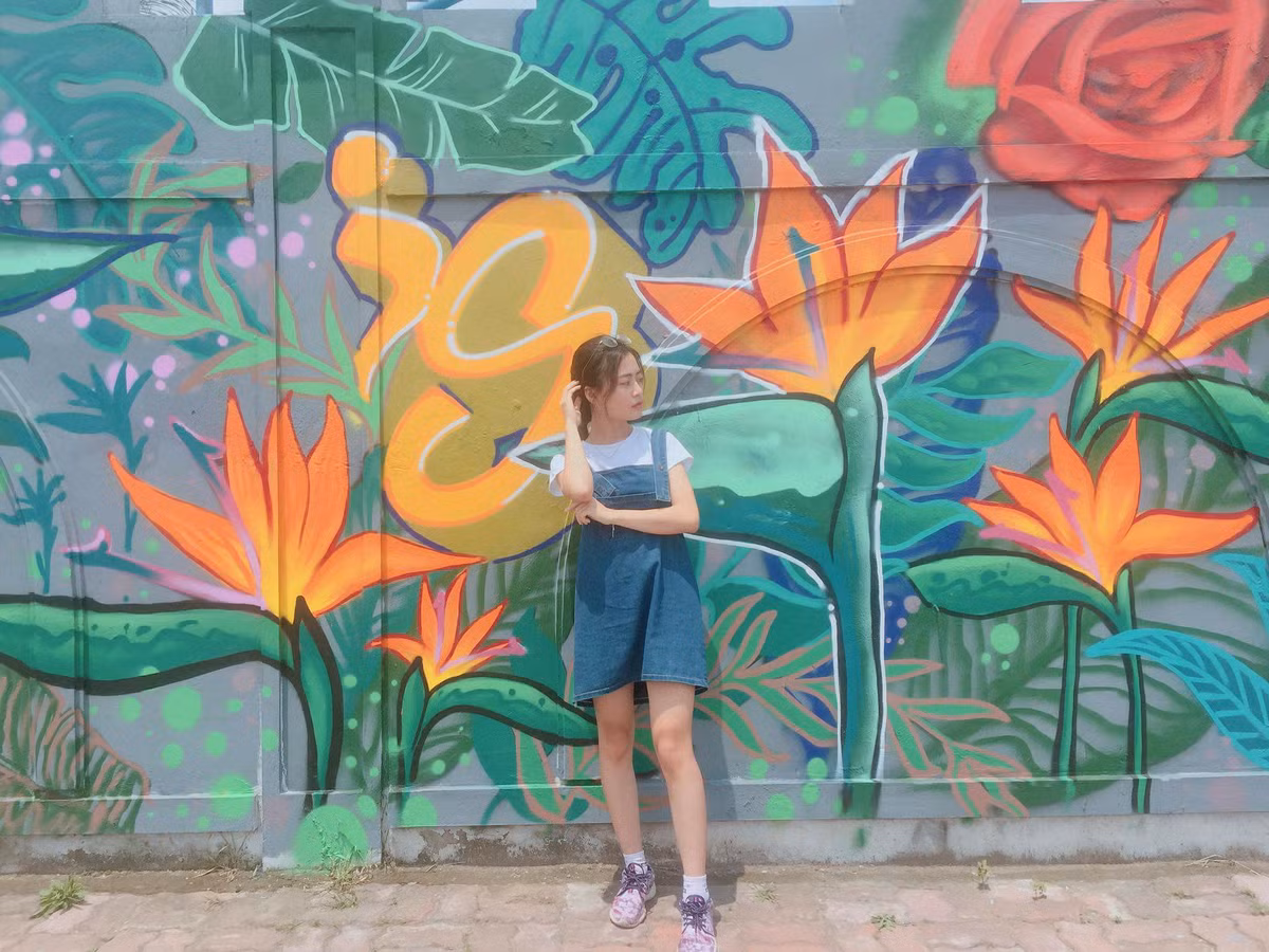 Gioi tre Ha thanh thich thu check in buc tuong hoa Thien Dieu-Hinh-2