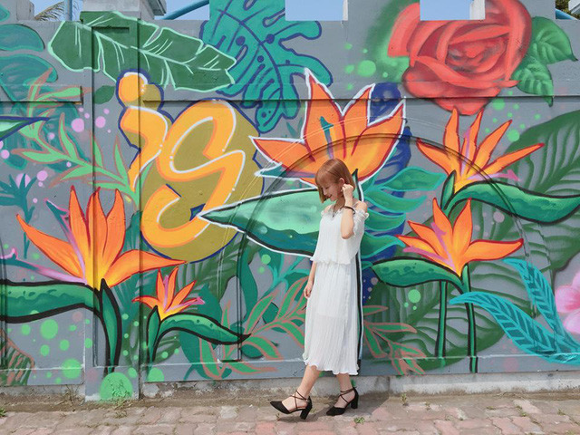 Có lẽ trong thời gian tới, bức tường sẽ trở thành biểu tượng mới của tình yêu của giới trẻ Hà thành. Ảnh: Hương Giang