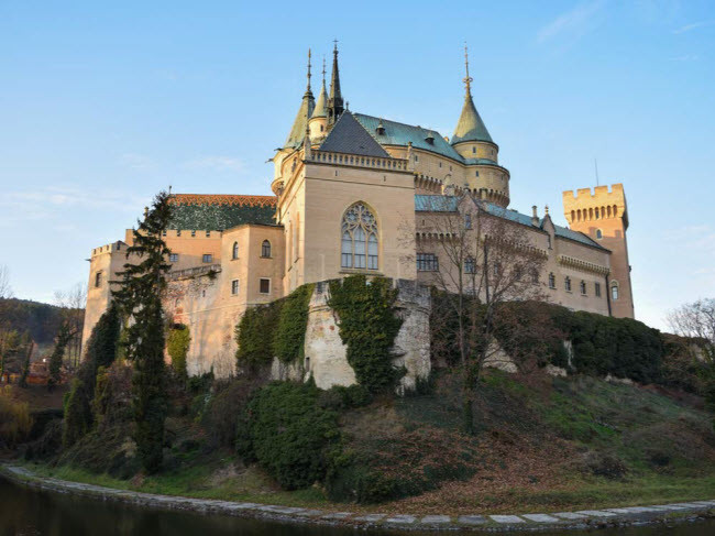 Nếu chúng ta phải lựa chọn một lâu đài cho những giấc mơ công chúa, thì đó có thể là Bojnice. Lâu đài từ thời Trung cổ có tất cả những gì bạn muốn từ các tháp cao cho tới đường hào bao quanh. Nếu chúng ta phải lựa chọn một lâu đài cho những giấc mơ công chúa, thì đó có thể là Bojnice. Lâu đài từ thời Trung cổ có tất cả những gì bạn muốn từ các tháp cao cho tới đường hào bao quanh.