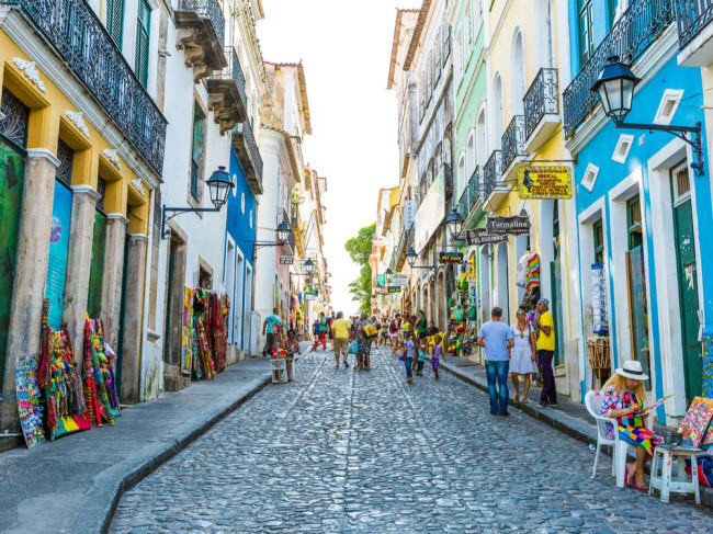 Khu phố cổ ở thành phố Salvador de Bahia, Brazil, không chỉ thu hút du khách nhờ các công trình kiến trúc ấn tượng mà còn bởi những tác phẩm tranh đường phố tuyệt đẹp. Pelourinho cũng từ là thủ đô của Brazil trong thời gian từ 1549 đến 1763, khi văn hóa bản địa giao thoa với văn hóa châu Âu và châu Phi. Khu phố cổ ở thành phố Salvador de Bahia, Brazil, không chỉ thu hút du khách nhờ các công trình kiến trúc ấn tượng mà còn bởi những tác phẩm tranh đường phố tuyệt đẹp. Pelourinho cũng từ là thủ đô của Brazil trong thời gian từ 1549 đến 1763, khi văn hóa bản địa giao thoa với văn hóa châu Âu và châu Phi.