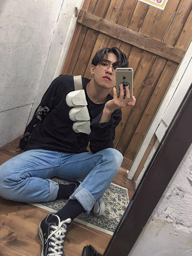 Không chỉ sở hữu thân hình đẹp, gu cực chất mà Ánh Dương còn có một khuôn mặt cực đẹp trai và thu hút ánh nhìn.