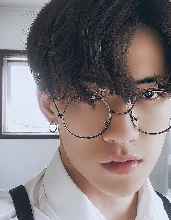 Nếu lỡ bắt gặp ánh mắt này trên tàu điện, liệu bạn có bị rung ring không?