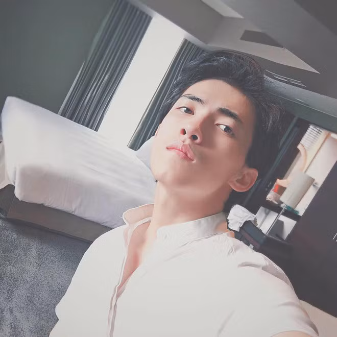 Nhìn thoáng qua ai cũng nghĩ "nam thần tàu điện" là người Nhật, hoá ra chàng trai ăn mặc thời thượng chỉn chu đấy lại là một du học sinh người Việt.