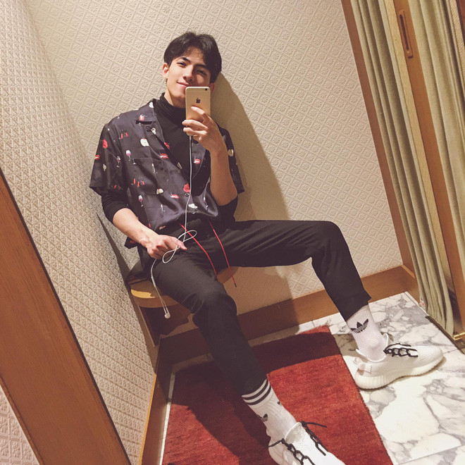 Chàng trai trong ảnh là Phạm Ánh Dương. Cậu bạn sinh năm 1994 đến từ Nghệ An, Dương đang theo học sneaker design tại Nhật Bản.