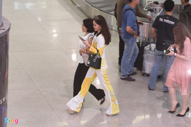 Tiểu Vy chúc mừng Phương Nga lọt Top 10 Hoa hậu Hòa bình Tieu Vy chuc mung Phuong Nga lot Top 10 Hoa hau Hoa binh