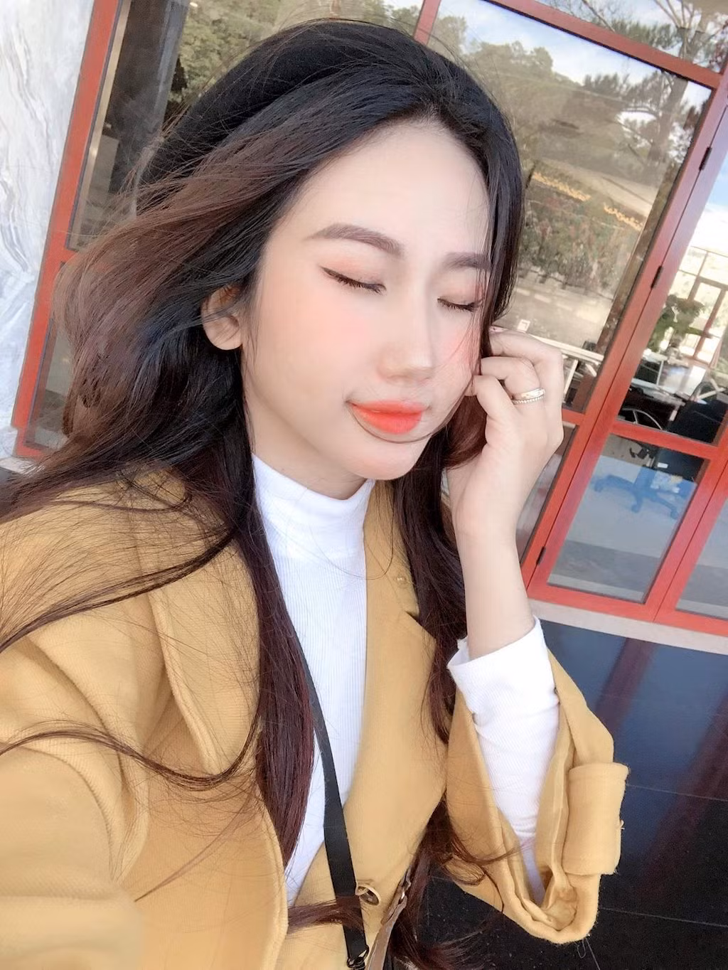 Kim Yến có tài ăn nói rất duyên, chất giọng ngọt ngào, đáng yêu thu hút người xem. Vì thế, cô nàng là một trong những hot streamer nức tiếng Sài Thành.