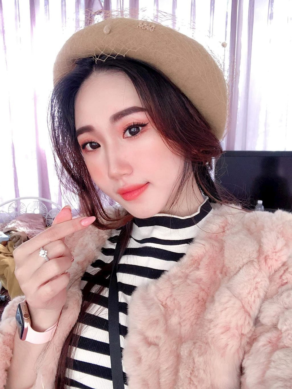 Sở hữu gương mặt xinh xắn , Kim Yến lựa chọn cho mình lối trang điểm nhẹ nhàng, tự nhiên như Hàn Quốc , điều đó khiến cô nàng chẳng hề thua kém bất kì hotgirl xứ Kim Chi nào.