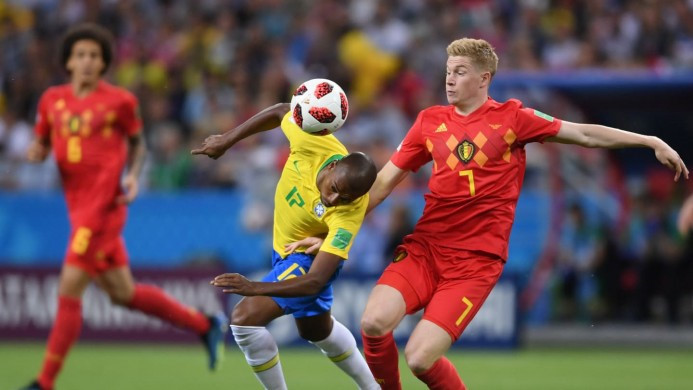 Tiền vệ trung tâm Fernandinho (Brazil): Trong một ngày Kevin De Bruyne bất ngờ được đẩy lên thi đấu ở vị trí số 9 ảo, Fernandinho là người chịu trách nhiệm ngăn chặn sức sáng tạo của người đồng đội trong màu áo Man City. Tuy vậy, mỏ neo nơi hàng tiền vệ ĐT Brazil tỏ ra bất lực và để De Bruyne mặc sức tung hoành bên phần sân của Selecao.