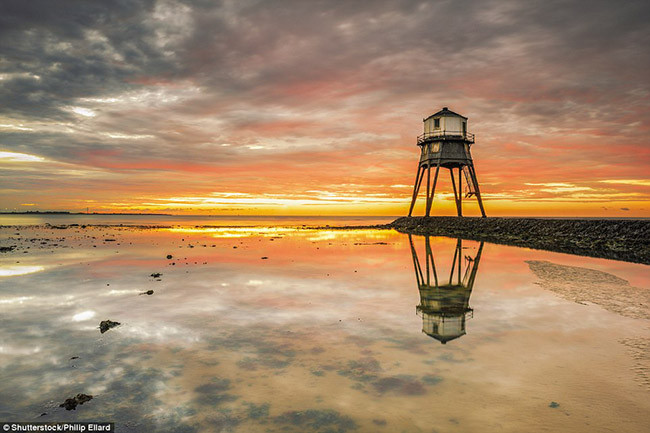 Hải đăng Dovercourt Low, Anh trở thành một công trình kiến trúc lịch sử, và là điểm tham quan hấp dẫn dành cho dân du lịch bụi.