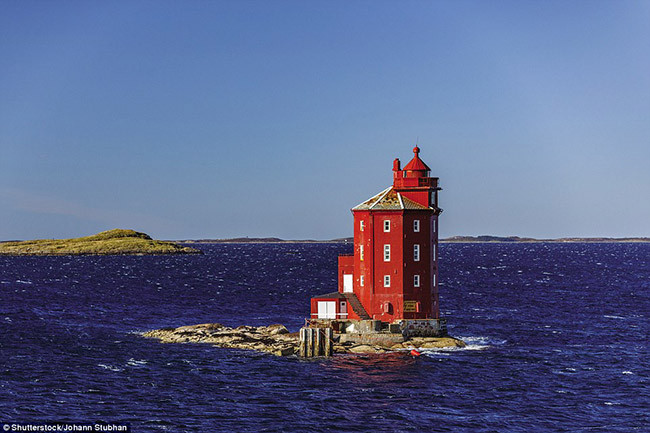 Na Uy có một ngọn hải đăng hình bát giác duy nhất, từ ngày 16.5-21.6 nơi đây được coi là vùng đất “đêm trắng, bởi người ta vẫn có thể nhìn thấy mặt trời vào ban đêm.