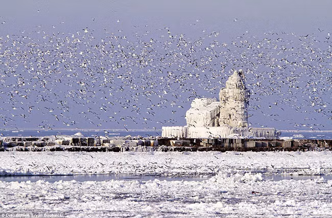 Vào mùa đông, ngọn tháp West Pierhead Lighthouse, Mỹ bị bao phủ lớp tuyết dày nên hiện tại nó đã ngừng hoạt động và có rất ít người đến được đây.