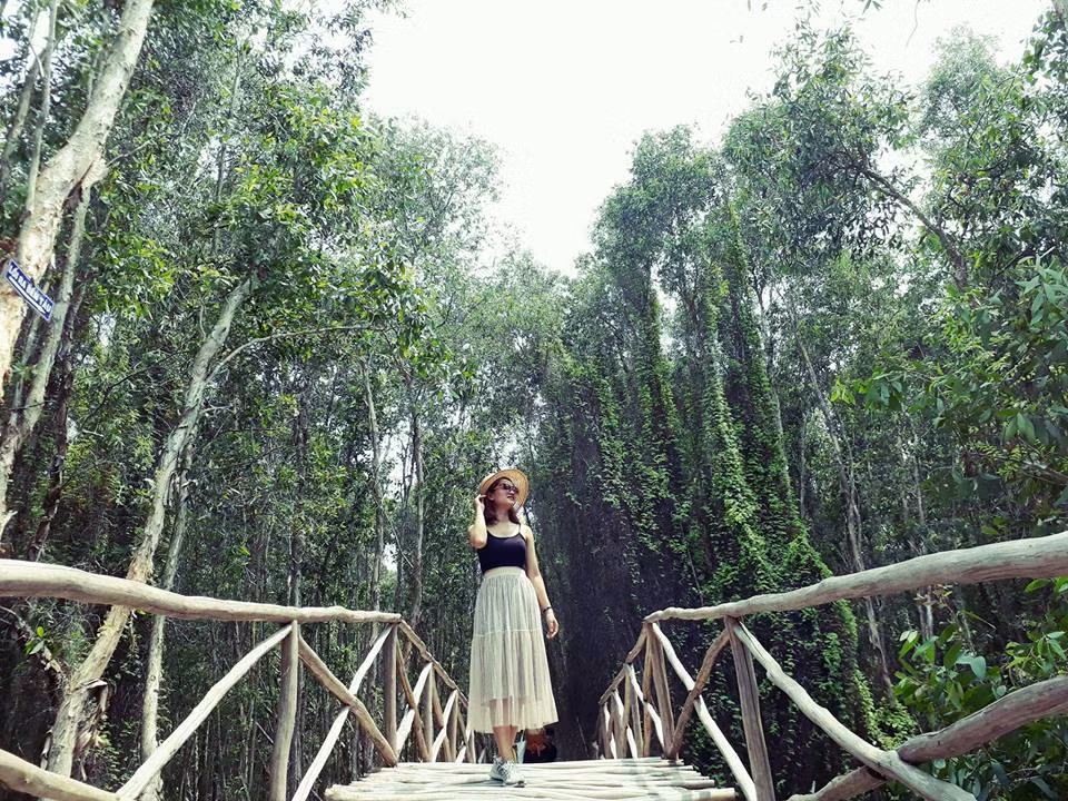 Cầu rất chắc chắn và được thiết kế đơn giản, đẹp mắt khiến ai đi qua cũng muốn dừng chân đứng lại ngắm nghía, chụp ảnh.