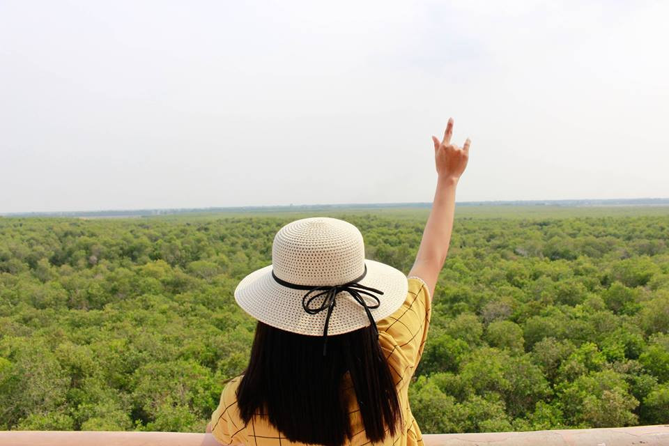 Điểm đặc biệt nhất ở rừng tràm nguyên sinh Tân Lập là tòa tháp canh cao 38m. Từ ngọn tháp này, bạn có thể phóng tầm mắt chiêm ngưỡng hết sự hùng vĩ, mênh mông của rừng và con đường xi măng xuyên rừng tràm dài nhất Việt Nam.