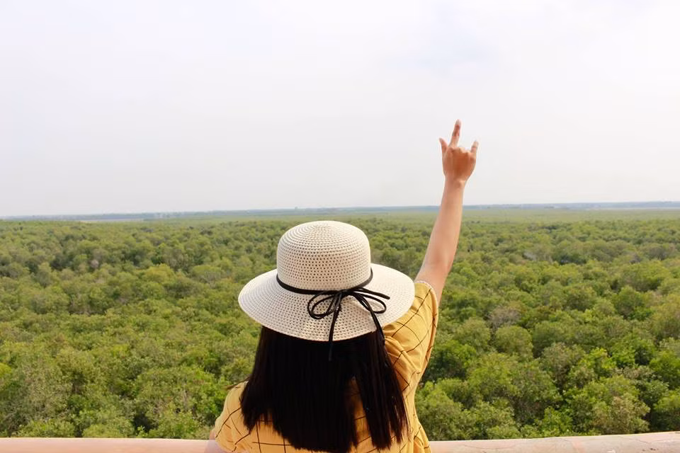 Điểm đặc biệt nhất ở rừng tràm nguyên sinh Tân Lập là tòa tháp canh cao 38m. Từ ngọn tháp này, bạn có thể phóng tầm mắt chiêm ngưỡng hết sự hùng vĩ, mênh mông của rừng và con đường xi măng xuyên rừng tràm dài nhất Việt Nam.