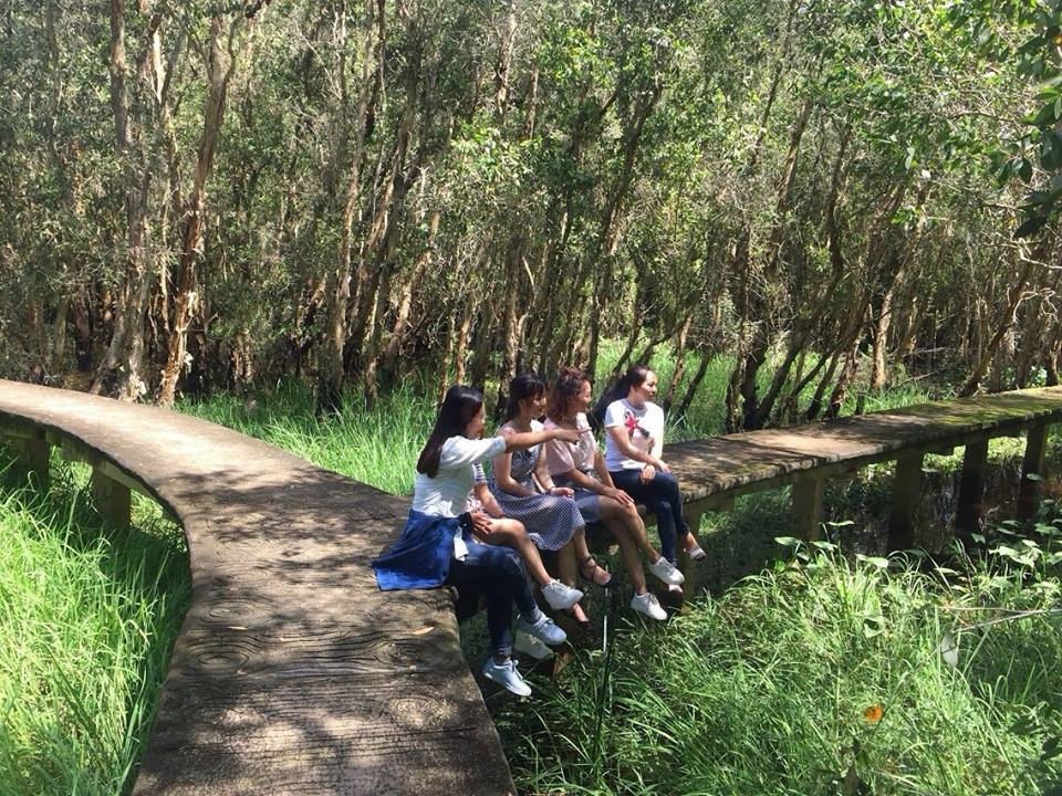 Bỏ lại bộn bề của cuộc sống thường ngày, bạn sẽ được cảm nhận không gian rừng tràm xanh bạt ngàn, nghe tiếng chim hót líu lo, hít thở bầu không khí trong lành, khiến cho bất kì ai tới đây đều cảm thấy thư thái, nhẹ nhàng.