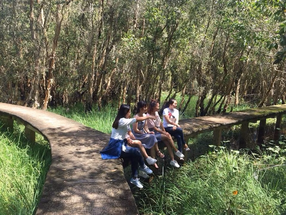 Bỏ lại bộn bề của cuộc sống thường ngày, bạn sẽ được cảm nhận không gian rừng tràm xanh bạt ngàn, nghe tiếng chim hót líu lo, hít thở bầu không khí trong lành, khiến cho bất kì ai tới đây đều cảm thấy thư thái, nhẹ nhàng.