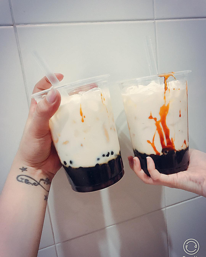 Sữa tươi trân châu đường đen size “khủng”, ly sữa tươi 1 lít, phần trân châu ngọt ngào, vệt đường đen dẻo ngọt bao phủ xung quanh ly hòa quyện với vị sữa tươi rất kích thích vị giác.