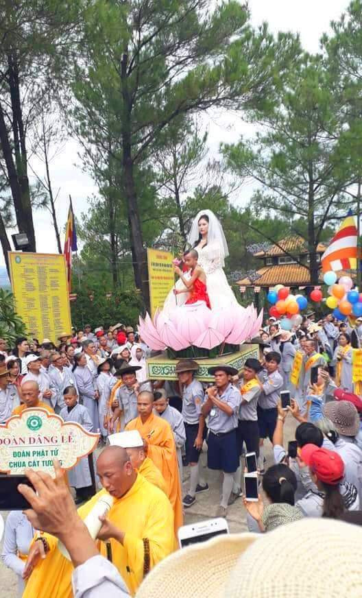 Cu dan mang bat binh truoc hinh tuong Phat Quan The Am…mac vay cuoi-Hinh-3