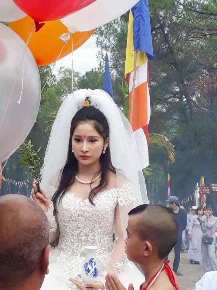 Cu dan mang bat binh truoc hinh tuong Phat Quan The Am…mac vay cuoi-Hinh-5