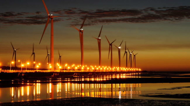 Cách trung tâm thành phố Đài Trung khoảng 1 giờ di chuyển bằng ô tô, đầm lầy Gaomei nằm ở vùng cửa sông Dajia. Với các cột phong điện khổng lồ, nơi đây là địa điểm lý tưởng để ngắm hoàn hôn và xem chim.