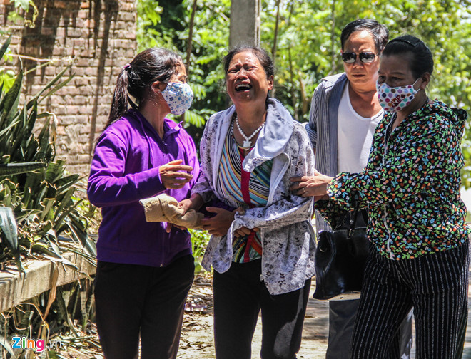 Bà Trịnh Thị Diễn (mẹ nạn nhân) liên tục khóc và gọi tên con gái xấu số. Ảnh: Quang Huy.