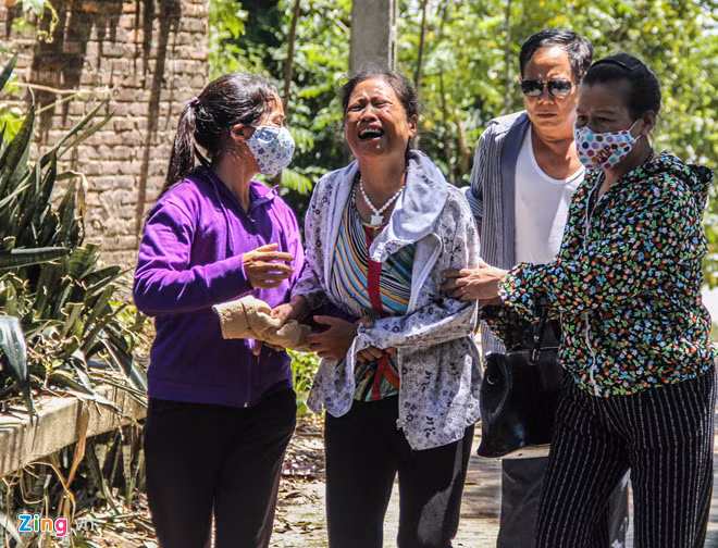 Bà Trịnh Thị Diễn (mẹ nạn nhân) liên tục khóc và gọi tên con gái xấu số. Ảnh: Quang Huy.