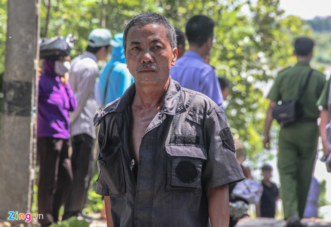 Ông Đặng Văn Tĩnh, bố của phóng viên Đặng Tuyền bần thần khi chứng kiến lại hiện trường vụ việc. Ảnh: Quang Huy.