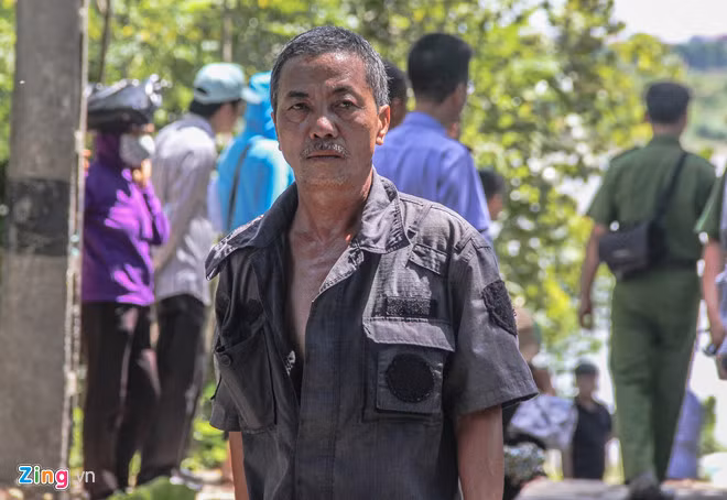 Ông Đặng Văn Tĩnh, bố của phóng viên Đặng Tuyền bần thần khi chứng kiến lại hiện trường vụ việc. Ảnh: Quang Huy.