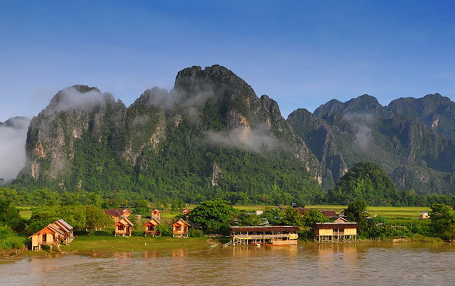 Vang Vieng là một thị trấn ven sông, nằm ở trung tâm Lào khoảng 4 giờ đi xe buýt về phía bắc thủ đô. Các đường phố chính có đầy đủ khách sạn, quán bar, nhà hàng, quán cà phê internet, các trung tâm du lịch, và khách du lịch đến nơi đây khá nhiều. Điểm thu hút chính của khu vực là cảnh quan đồi núi đá vôi xung quanh Vang Vieng. Những ngọn núi đá vôi nổi tiếng với những người leo núi đá trong khi nhiều đường hầm và hang động chưa được khám phá là thiên đường của những người đam mê tìm hiểu.