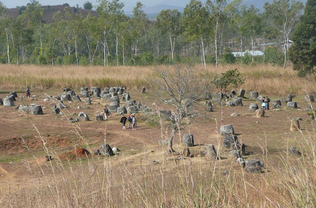 Plain of Jars là một khu vực rộng lớn mở rộng xung quanh thị trấn Phonsavan, nơi có những chiếc bình đá lớn không rõ nguồn gốc nằm rải rác ở khắp khu vực. Những chiếc bình đá này xuất hiện trong các cụm, mỗi cụm có từ một hoặc vài đến vài trăm bình. Các bình khác nhau về chiều cao và đường kính từ 1 đến 3 mét và tất cả đều bị hất ra khỏi tảng đá. Những chiếc bình bằng đá không được trang trí ngoại trừ một chiếc duy nhất có chạm khắc trên người ở bên ngoài.