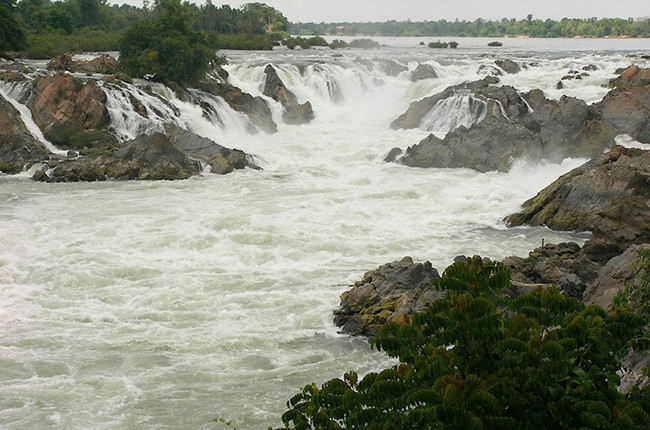 Si Phan Don (có nghĩa là 4.000 hòn đảo) là một quần đảo xinh đẹp, nằm đối diện với một phần cảnh quan của sông Mekong ở miền Nam Lào. Sông Mekong có một loạt các thác chạy dọc theo chiều dài của con sông. Trong quần đảo này có 3 hòn đảo chính phục vụ khách du lịch là Don Det, Don Khon và Done Kong, tại những hòn đảo này du khách cũng có thể thuê xe đạp và thuyền kayak để đi thăm và chiêm ngưỡng cảnh quan thiên nhiên tuyệt đẹp nơi này.