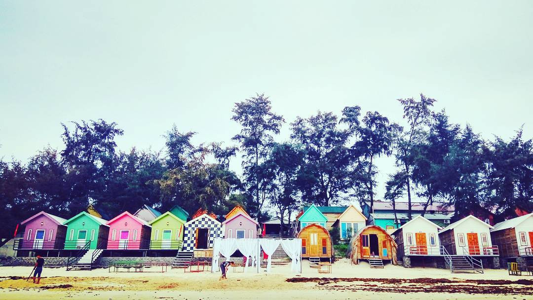 Cô Tô đang ngày càng phát triển với hệ thống nhà nghỉ, khách sạn, resort rất tiện nghi và thoải mái. Những homestay xinh xắn nằm trên bãi biển giá cực yêu thương. Tổng chi phí cho một chuyến đi vui chơi trong chỉ khoảng 2 triệu đồng/người.