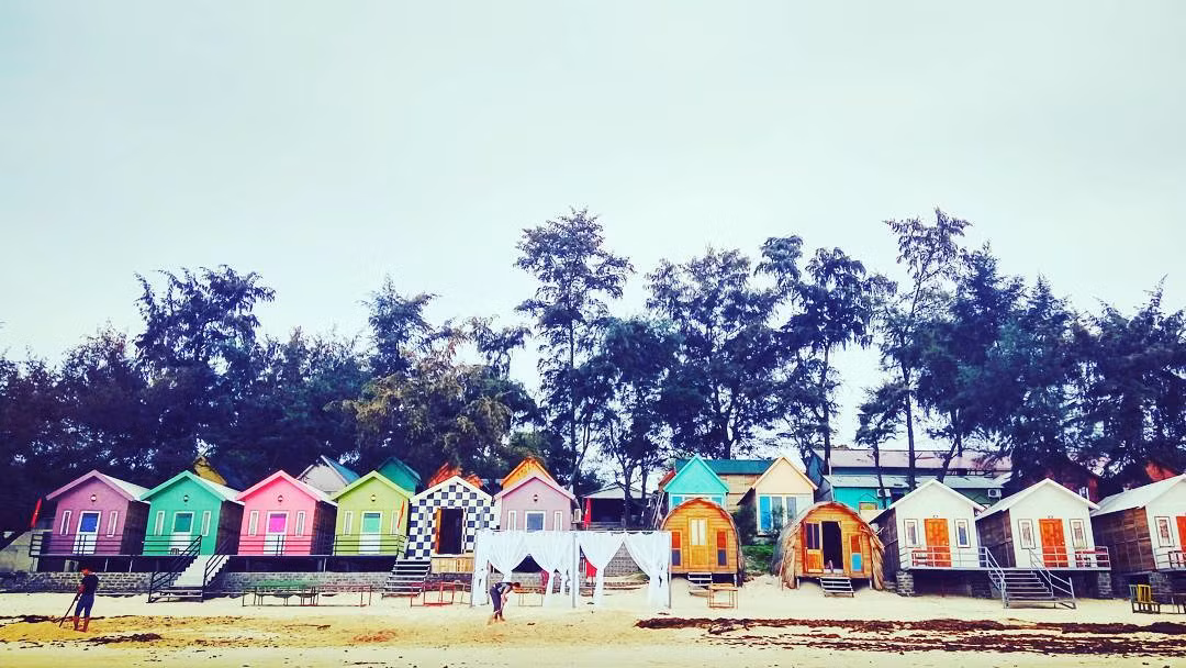 Cô Tô đang ngày càng phát triển với hệ thống nhà nghỉ, khách sạn, resort rất tiện nghi và thoải mái. Những homestay xinh xắn nằm trên bãi biển giá cực yêu thương. Tổng chi phí cho một chuyến đi vui chơi trong chỉ khoảng 2 triệu đồng/người.