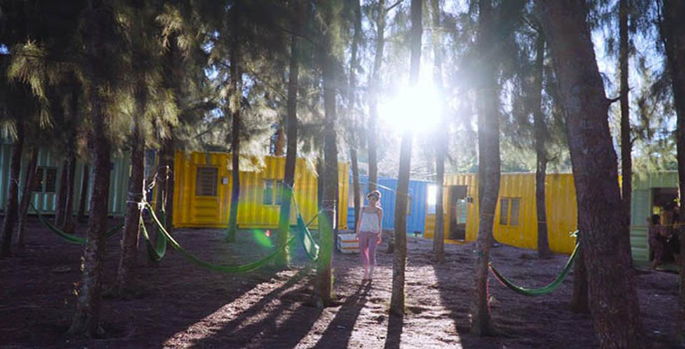 Đảo Cái Chiên có cả đồi núi và biển nhé. Biển dài 2km với bãi cát trắng mịn, nước biển sạch, trong vắt, thừa sức quyến rũ bất cứ ai khi đặt chân tới đây. Thời gian gần đây các dịch vụ khá đầy đủ như homestay, thuê lều, ăn uống…Tổng chi phí cho khoảng 2 ngày chỉ hơn 1 triệu đồng.