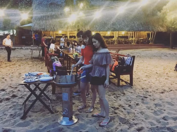 Hay là điểm đến thú vị của hội bạn siêu quậy, ban ngày có thể lôi nhau vui đùa cùng với sóng biển, hò hét mà không cần nhìn xung quanh. Tối đến BBQ và hát hò thâu đêm trên bãi biển, tại sao lại không nhỉ? Tổng chi phí cho 3 ngày quẩy hết mình cùng đám bạn tầm 2 triệu đồng.