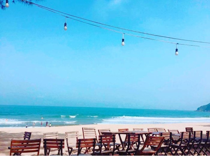 3. Bãi Đông: Bãi Đông Thanh Hóa vẫn đang là điểm đến mới lạ của mùa hè này, bạn đã bao giờ ước có một bãi biển "của riêng mình" chưa? Bãi Đông chính xác là một sự lựa chọn hoàn hảo dành cho bạn.
