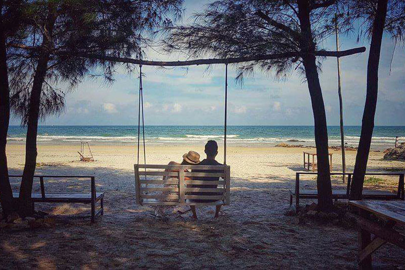 Ngoài ngắm bình minh trên biển yên bình, đắm mình trong làn nước mát, đảo Cái Chiên còn có hệ sinh thái rừng với đủ các loài động vật. Bạn còn có thể tìm đến những ruộng lúa chín vàng thơm ngào ngạt mùi rạ, mùi lúa mới để tận hưởng được một kỳ nghỉ vô cùng thoải mái.