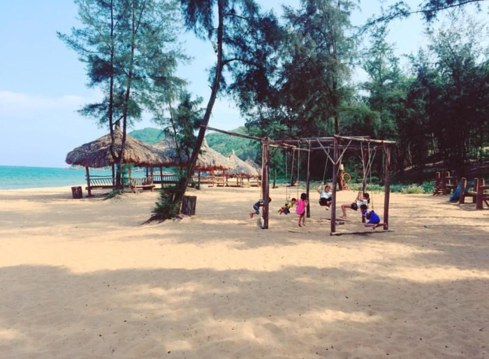 Bãi Đông còn khá hoang sơ, vẫn giữ nguyên vẻ đẹp tự nhiên, nước biển xanh cùng bờ cát trắng sẽ “hút hồn” bất kì nào du khách nào đặt chân đến. Bờ biển dài tự nhiên và gần như chưa có sự can thiệp của con người nên mỗi bãi cát, mỗi tảng đá nhấp nhô, tạo cho bãi Đông một sự huyền bí, đẹp mê hồn