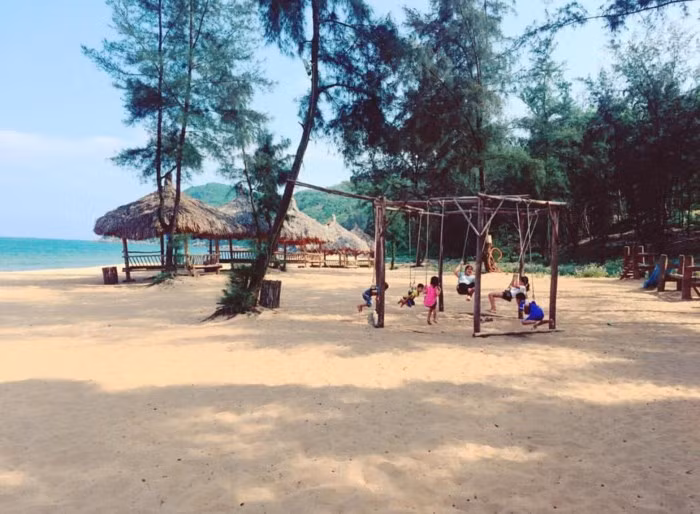 Bãi Đông còn khá hoang sơ, vẫn giữ nguyên vẻ đẹp tự nhiên, nước biển xanh cùng bờ cát trắng sẽ “hút hồn” bất kì nào du khách nào đặt chân đến. Bờ biển dài tự nhiên và gần như chưa có sự can thiệp của con người nên mỗi bãi cát, mỗi tảng đá nhấp nhô, tạo cho bãi Đông một sự huyền bí, đẹp mê hồn