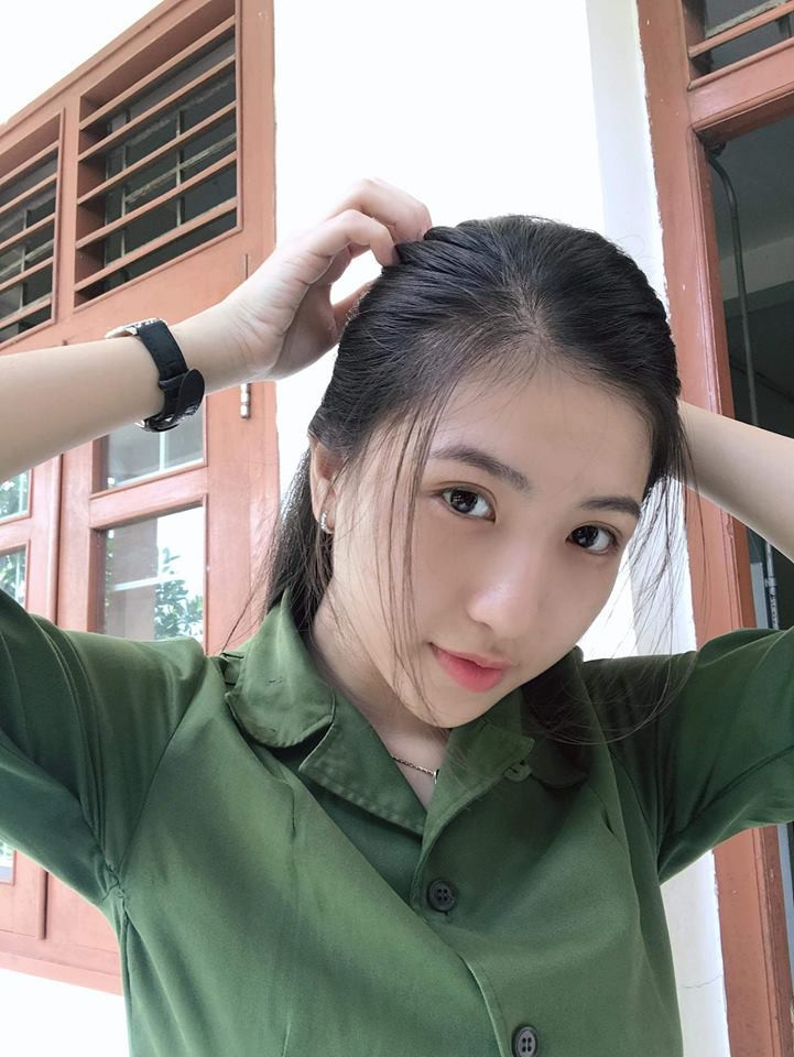 Đăng ảnh học quân sự quá xinh đẹp, nữ sinh trường Y "đốn tim" dân mạng Dang anh hoc quan su qua xinh dep, nu sinh truong Y