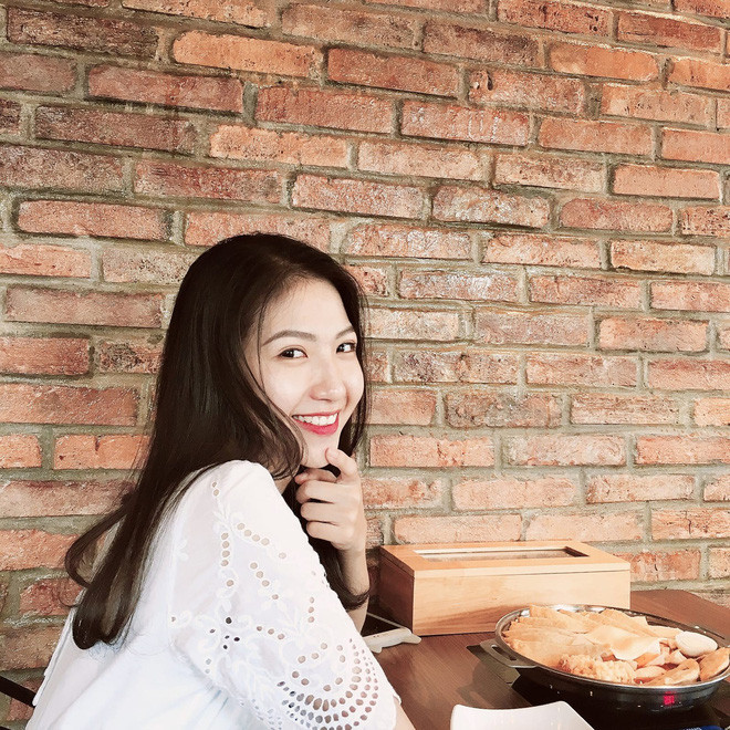 Vy sở hữu chiều cao 1m65, làn da trắng mịn, đôi mắt to cuốn hút người nhìn toát lên thần thái tự tin, thông minh.