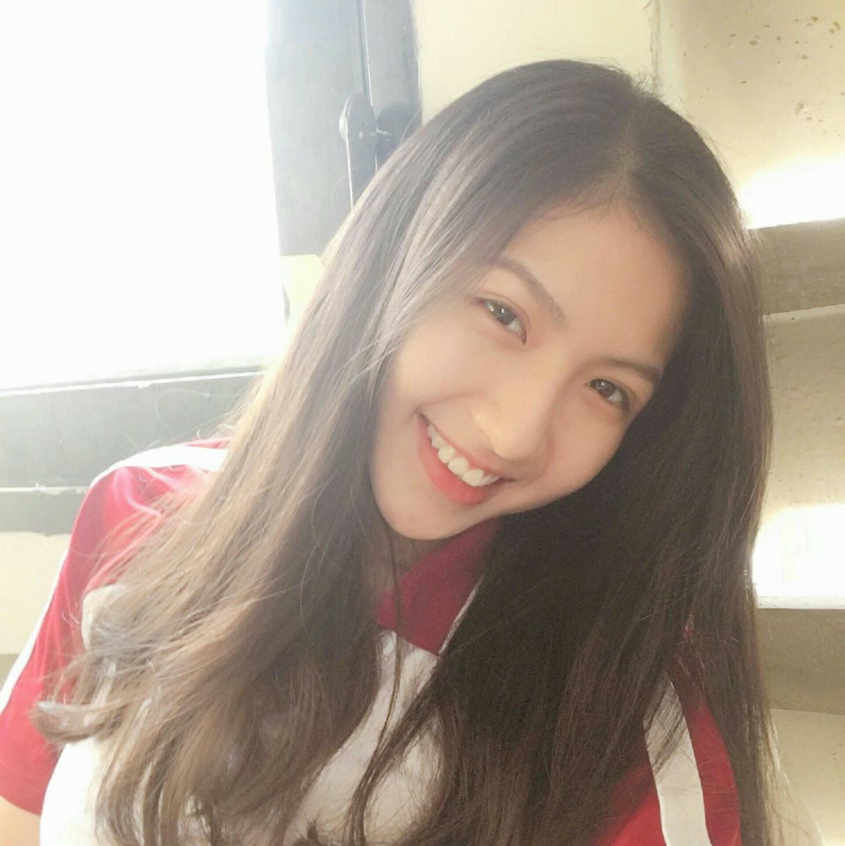 Ngoài vẻ ngoài xinh xắn, học hành giỏi giang. Cô nàng còn là một người yêu thích âm nhạc và vẽ tranh.