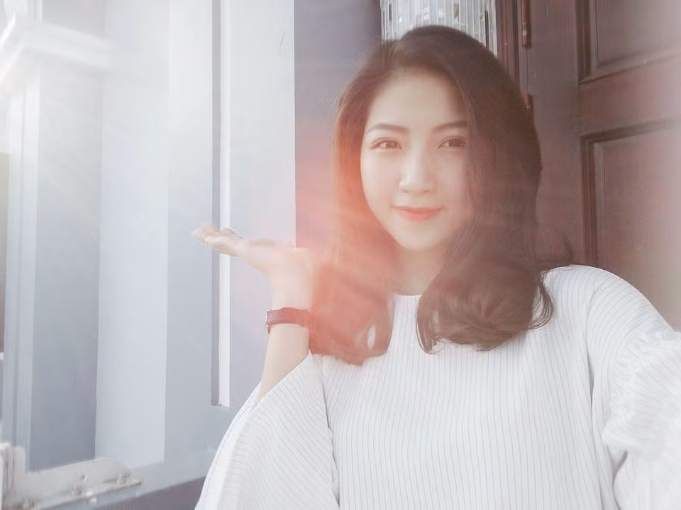 Nữ sinh 9x không chỉ xinh đẹp, Khả Vy còn có thành tích học tập đáng nể. Cô nàng đúng là "chuẩn" con người ta đây rồi.