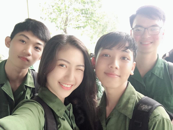 Mới đây, dân mạng lại bị "đốn tim" bởi một nữ sinh đăng bức ảnh selfie với nụ cười nhẹ nhàng, gương mặt hài hoà xinh xắn khi đang diện đồng phục học quân sự