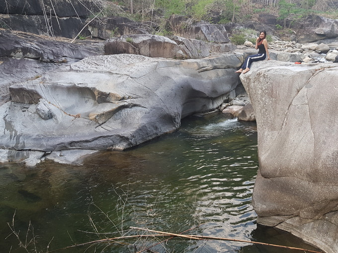 Tạo hóa đã cho nơi đây những bãi đá đẹp với các dấu vết mài mòn trên đá do nước chảy.