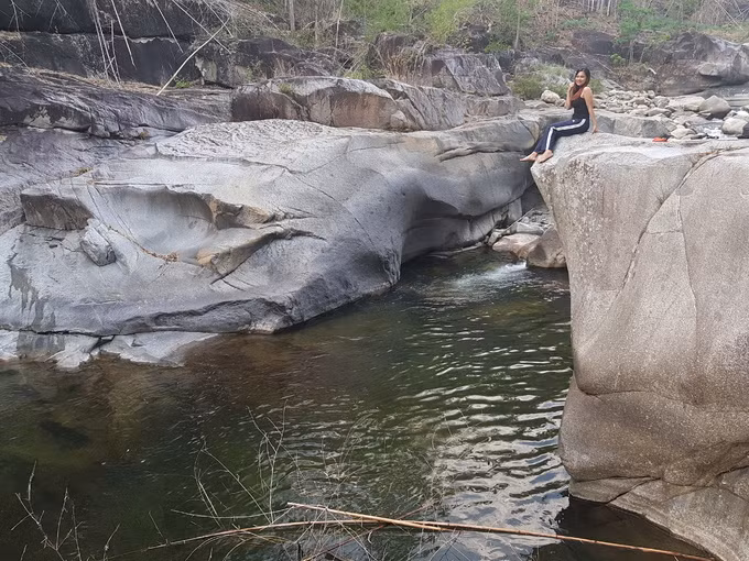 Tạo hóa đã cho nơi đây những bãi đá đẹp với các dấu vết mài mòn trên đá do nước chảy.