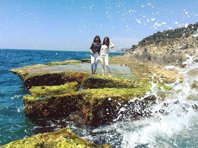 Đến nơi đây, bạn đừng để vuột mất khoảnh khắc bình minh diệu kỳ ở hang Rái Cá. Bình minh chính là cánh cổng mở ra một ngày mới trên "thiên đường giữa lòng biển".