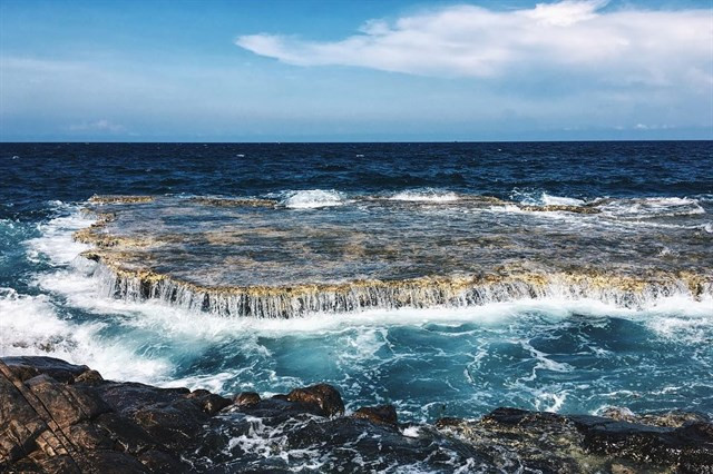 Bạn cũng đừng chỉ vì quá mải mê kiếm tìm hố đá trái tim mà bỏ quên cơ hội khám phá vẻ đẹp yêu kiều, hoang sơ tuyệt diệu của Hang Rái - Ninh Thuận nhé.