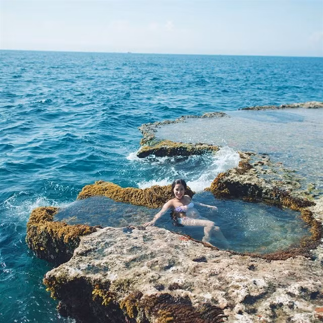 Cách thành phố Phan Rang khoảng 35km, Hang Rái được xem là “chốn thiên đường” hiếm có khi sở hữu vẻ đẹp vô cùng quyến rũ sẽ khiến bạn ngẩn ngơ khi lần đầu tiên đặt chân đến đây.