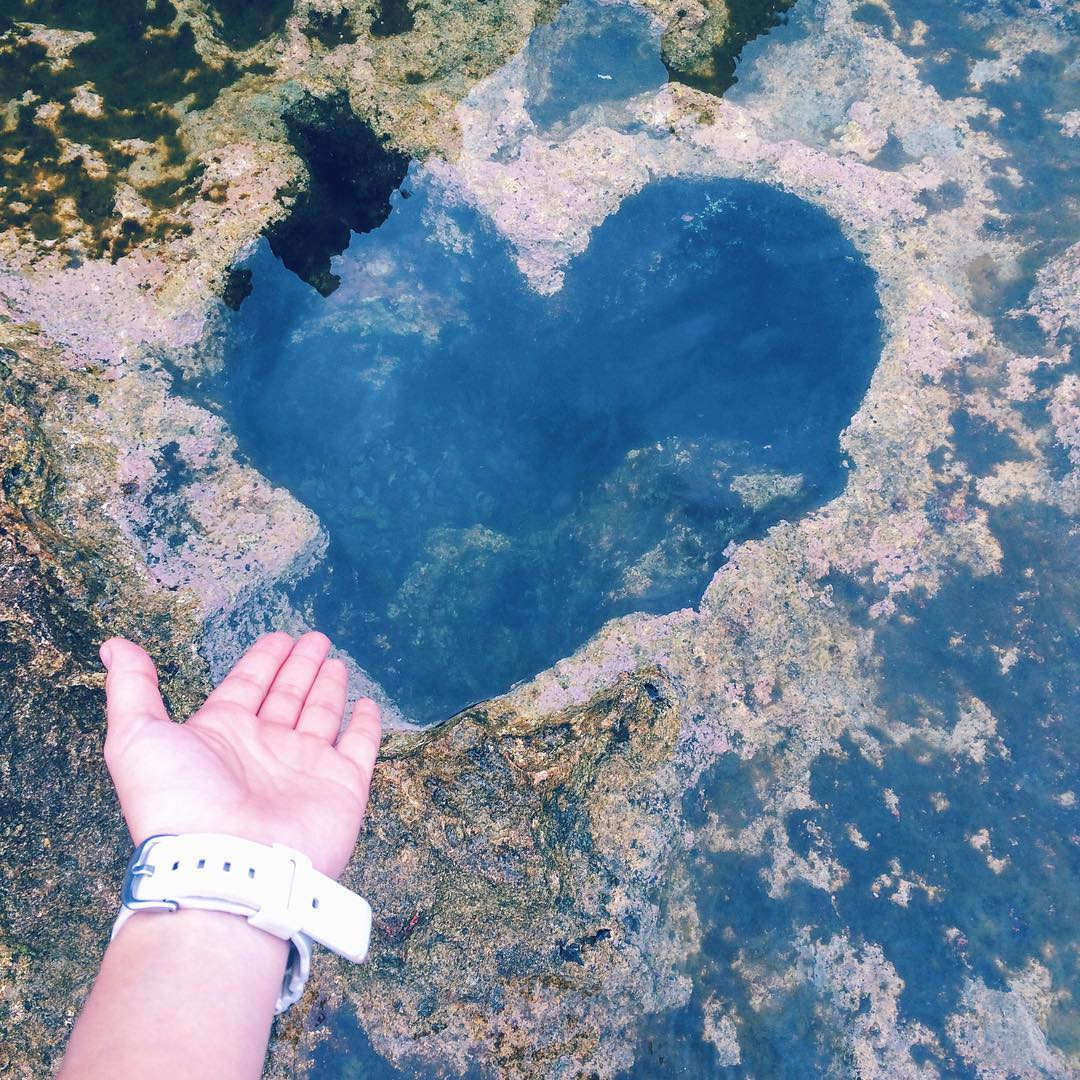 Hang Rái được gọi với cái tên “thác trên biển” duy nhất tại Việt Nam nổi tiếng với quần thể đá san hô cổ ngàn năm mà mới đây “thiên đường” này còn khiến giới trẻ phát sốt với hố đá hình trái tim- nơi ước nguyện cho chuyện đôi lứa!